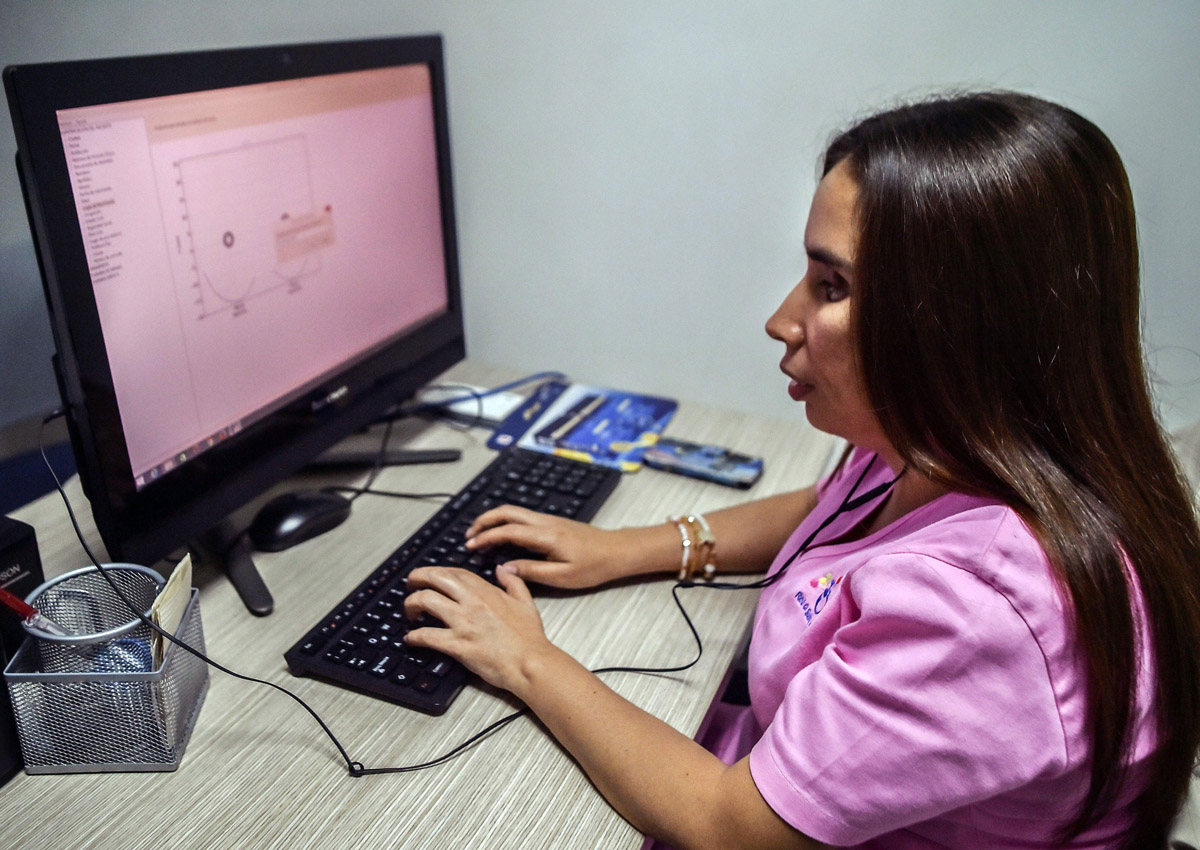 Blind Colombian women 'seeing' cancer with their fingertips