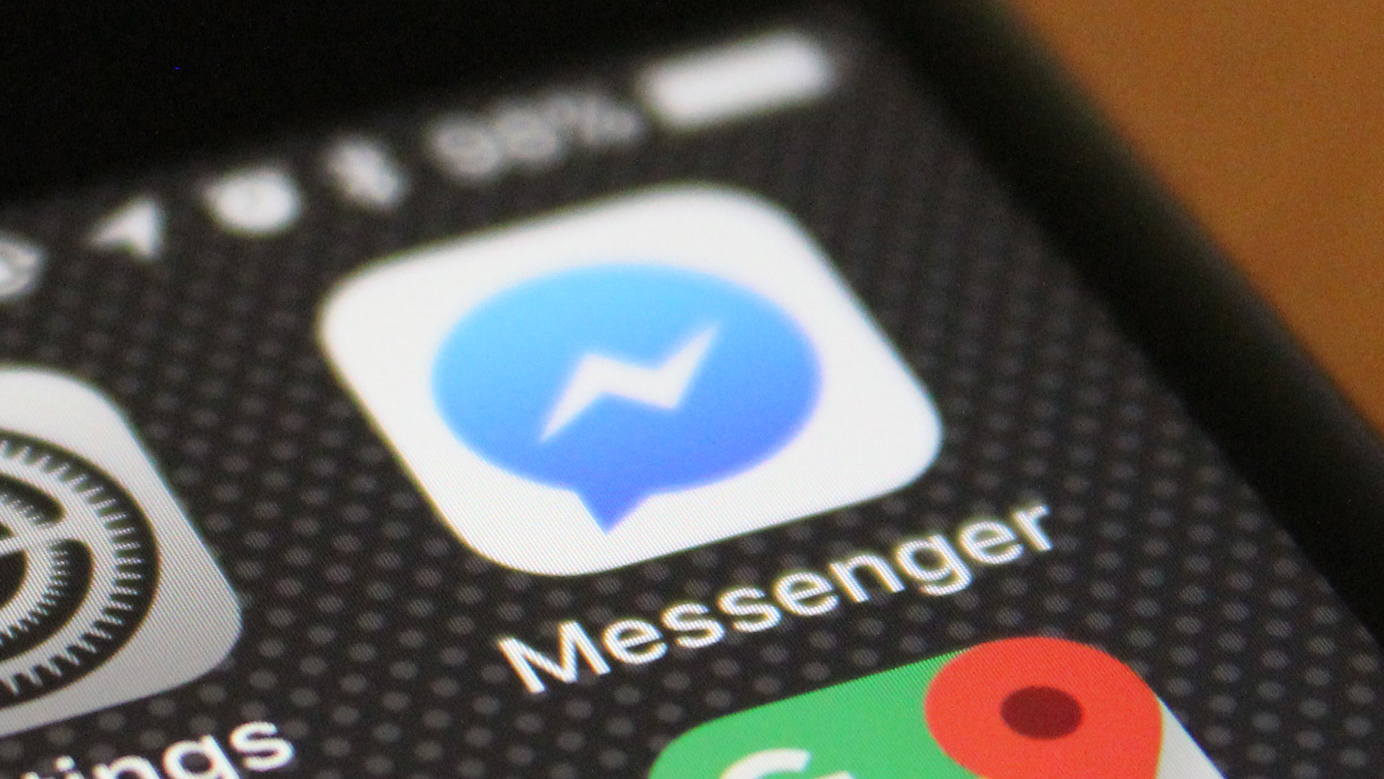 A bug is messing up the keyboard for some Messenger users on iPhones
